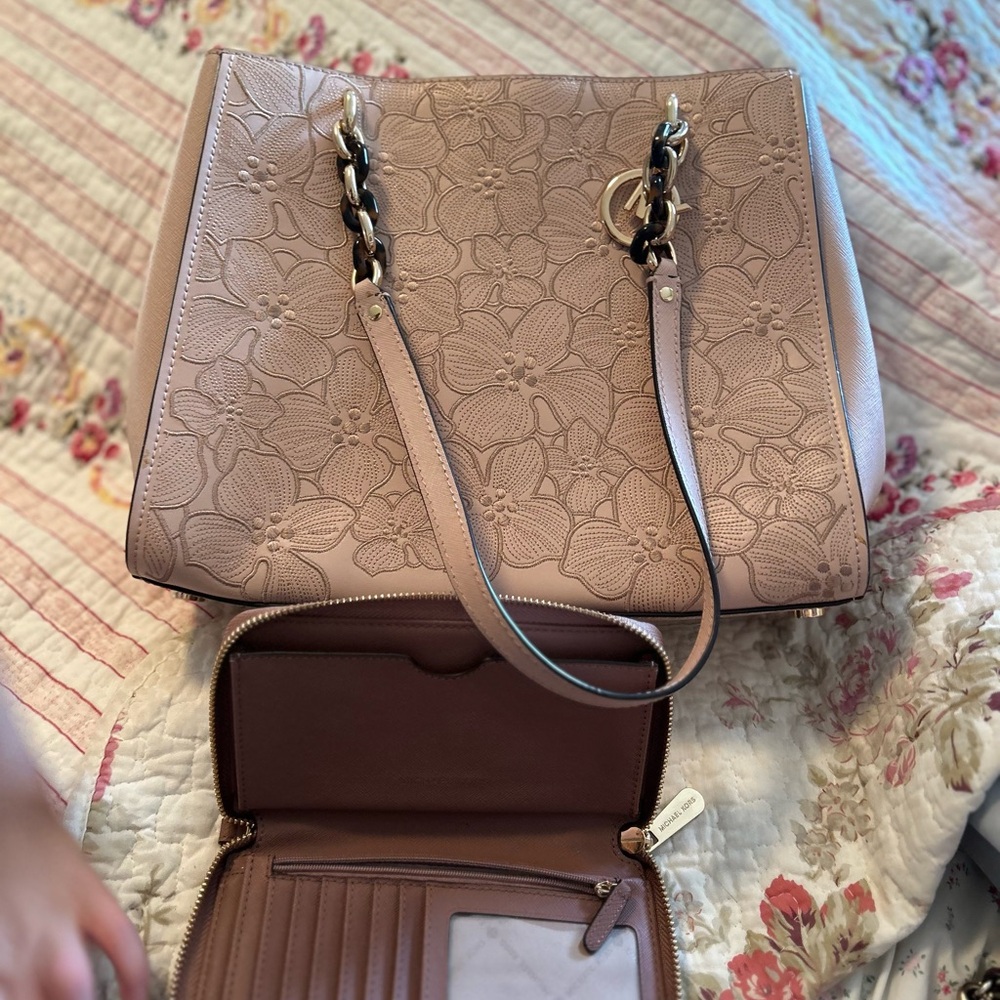 Micheal Kors Large baby pink shoulder bag with floral pattern